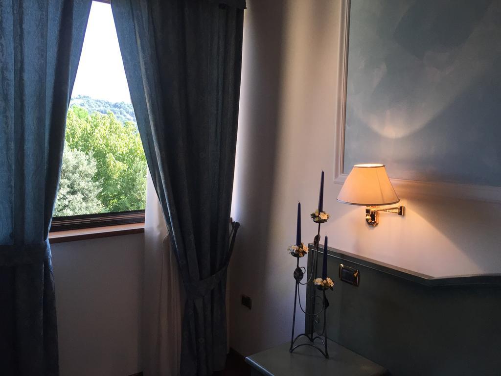 Oscar E Amorina Montegiorgio Cameră foto