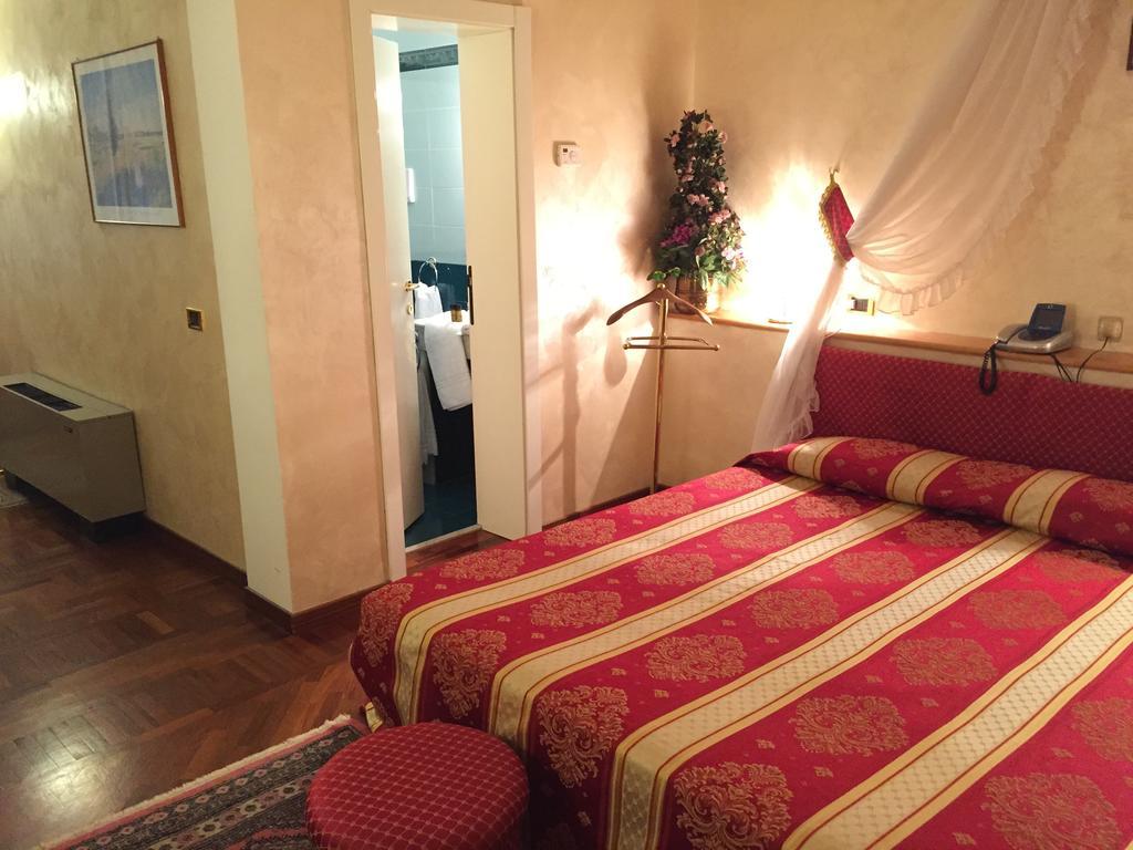 Oscar E Amorina Montegiorgio Cameră foto